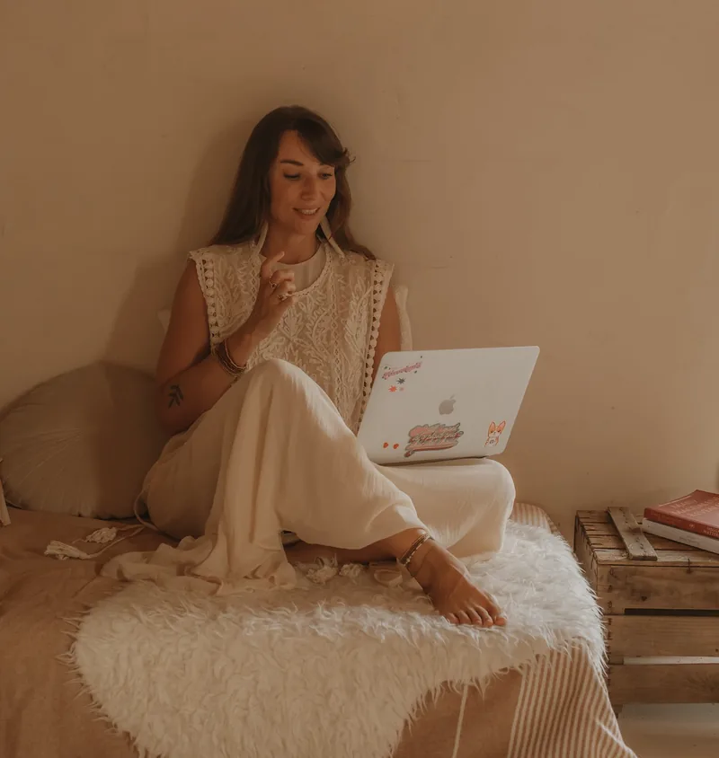 Marine au travail, assise, ordinateur sur les genoux
