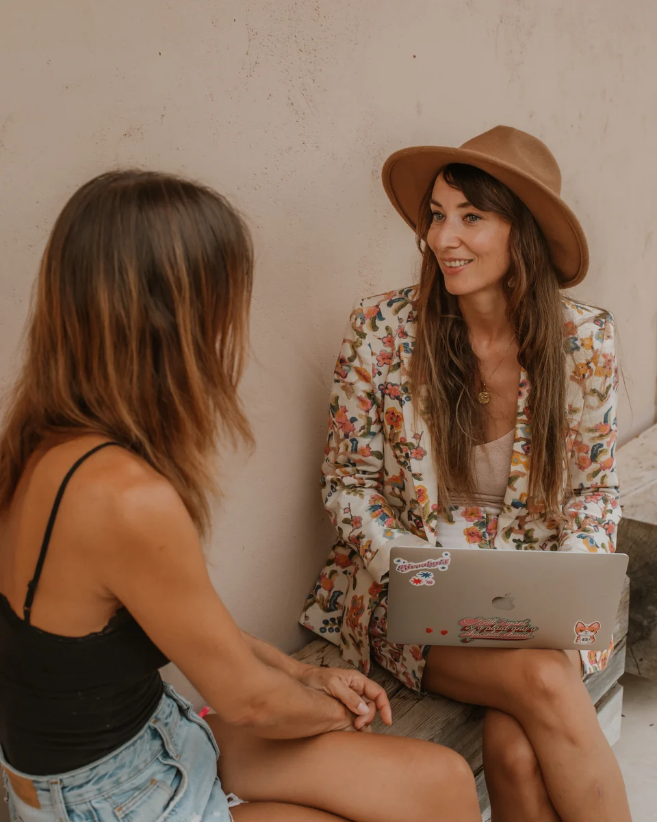 Marine en conversation avec une participante